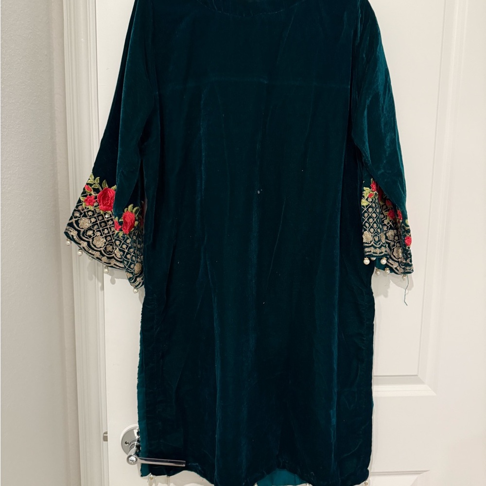 Velvet kruti.Brand new 
Size 46 have space to open
Wear it with golden pants - Picture 2 of 3